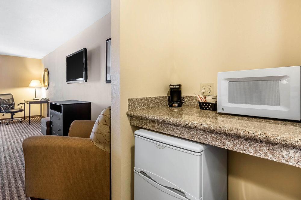 Comfort Inn & Suites Near Bethel College Newton Bagian luar foto