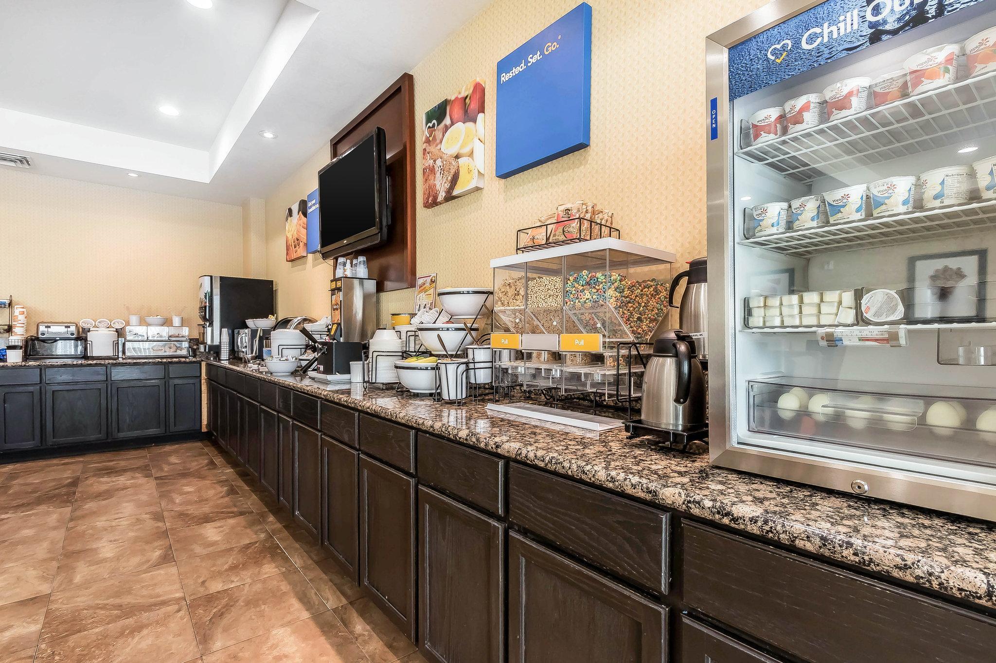 Comfort Inn & Suites Near Bethel College Newton Bagian luar foto