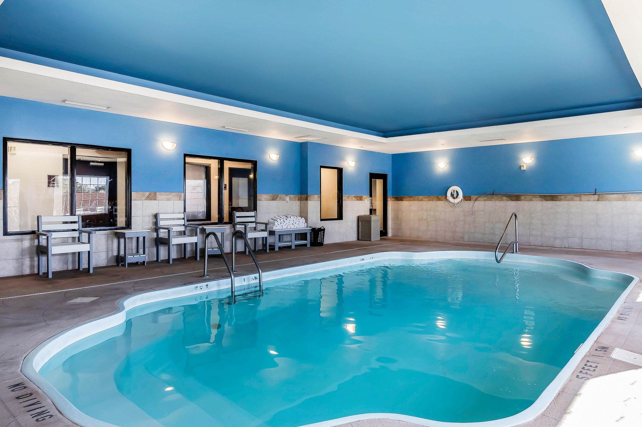 Comfort Inn & Suites Near Bethel College Newton Bagian luar foto
