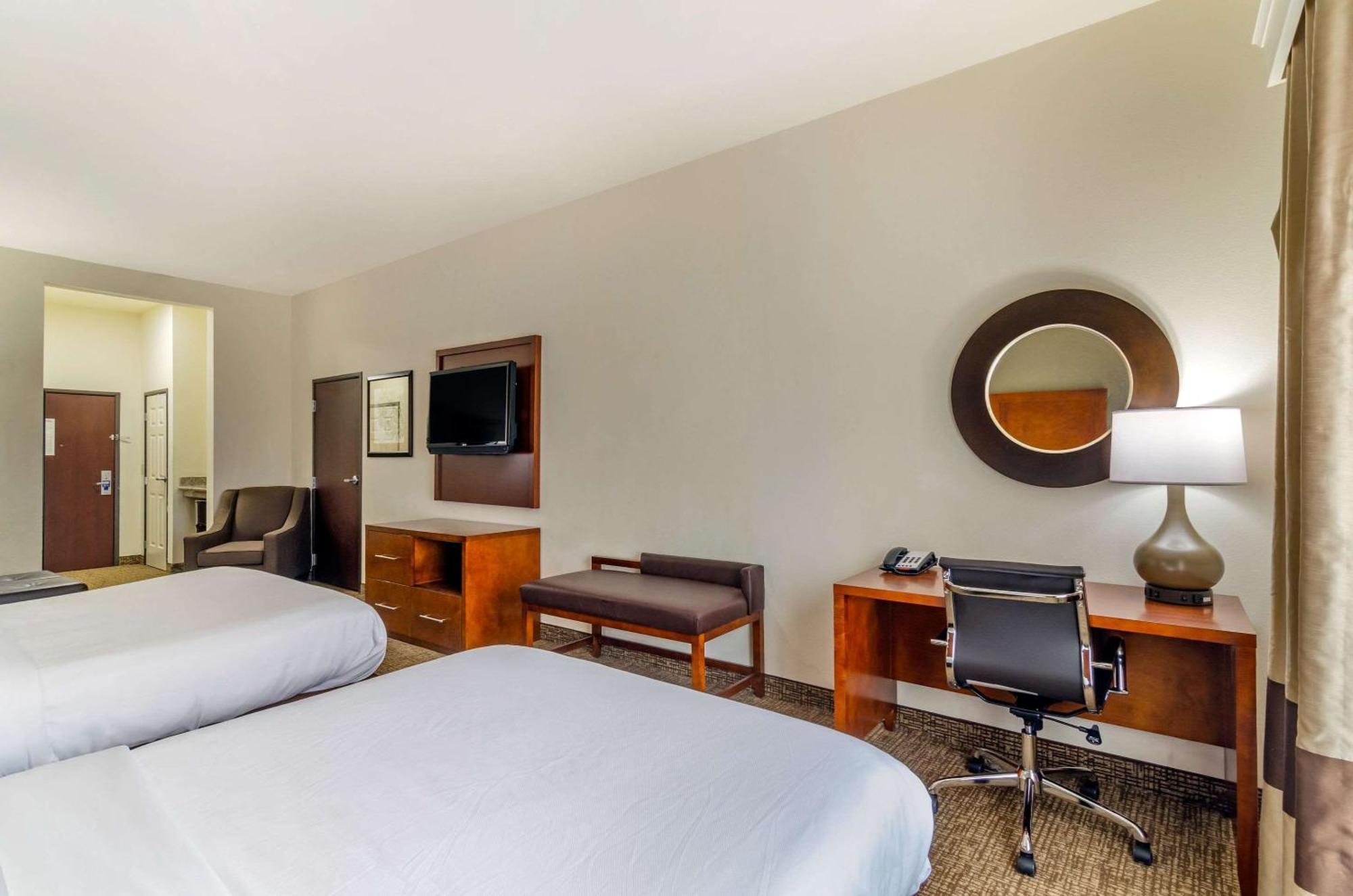 Comfort Inn & Suites Near Bethel College Newton Bagian luar foto