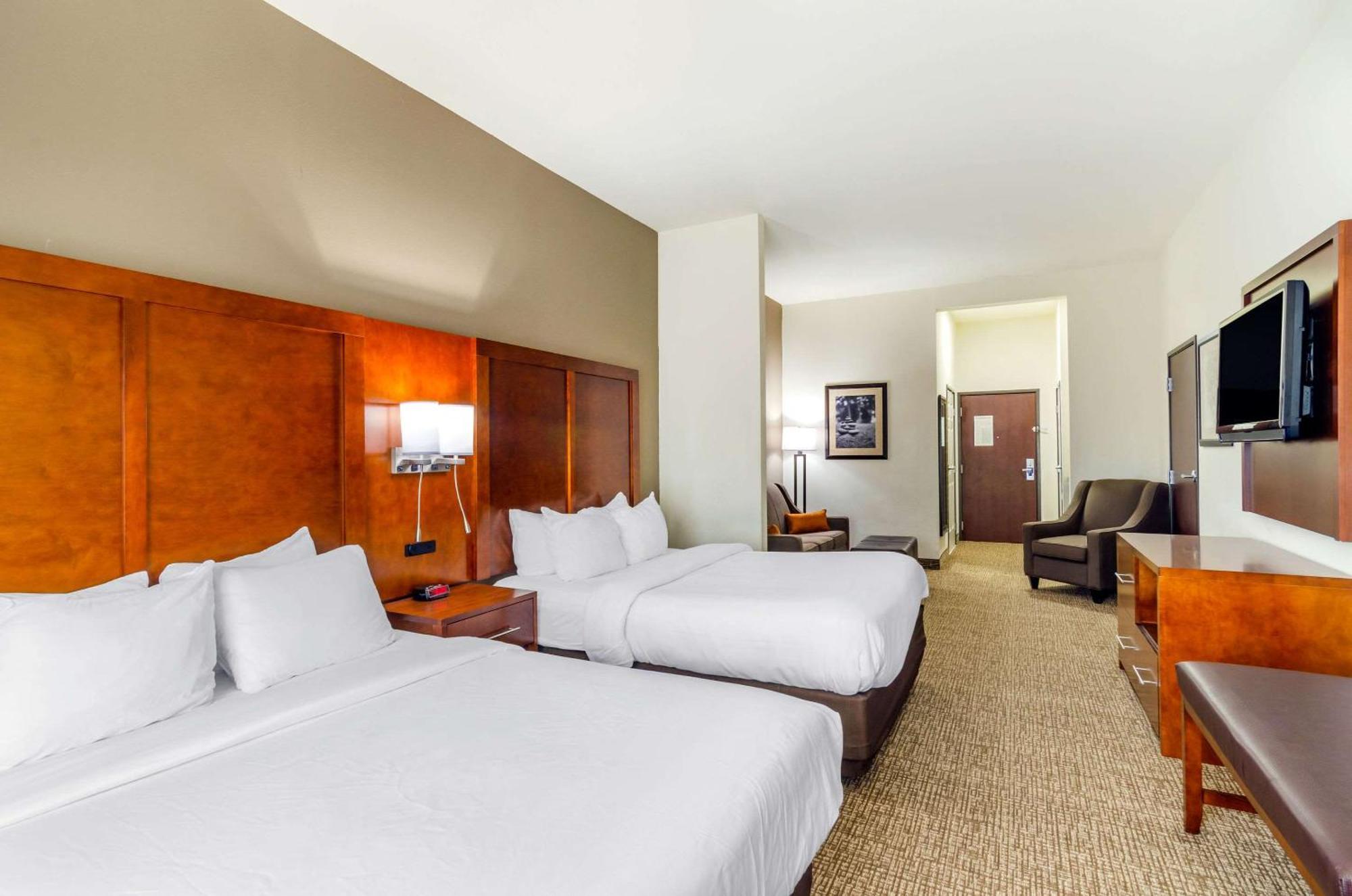 Comfort Inn & Suites Near Bethel College Newton Bagian luar foto