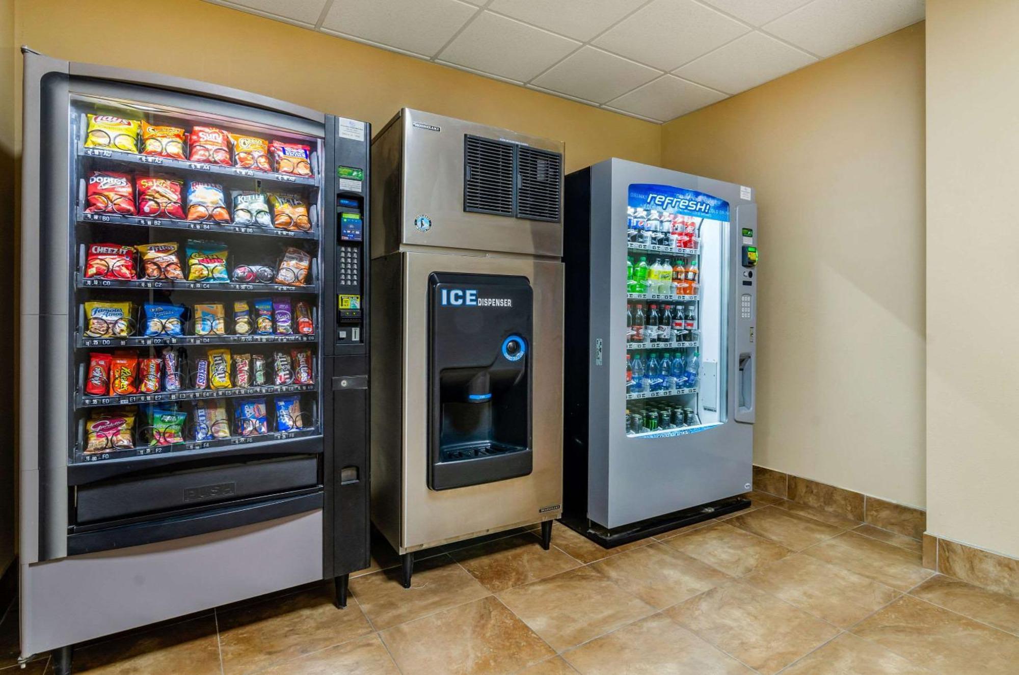 Comfort Inn & Suites Near Bethel College Newton Bagian luar foto