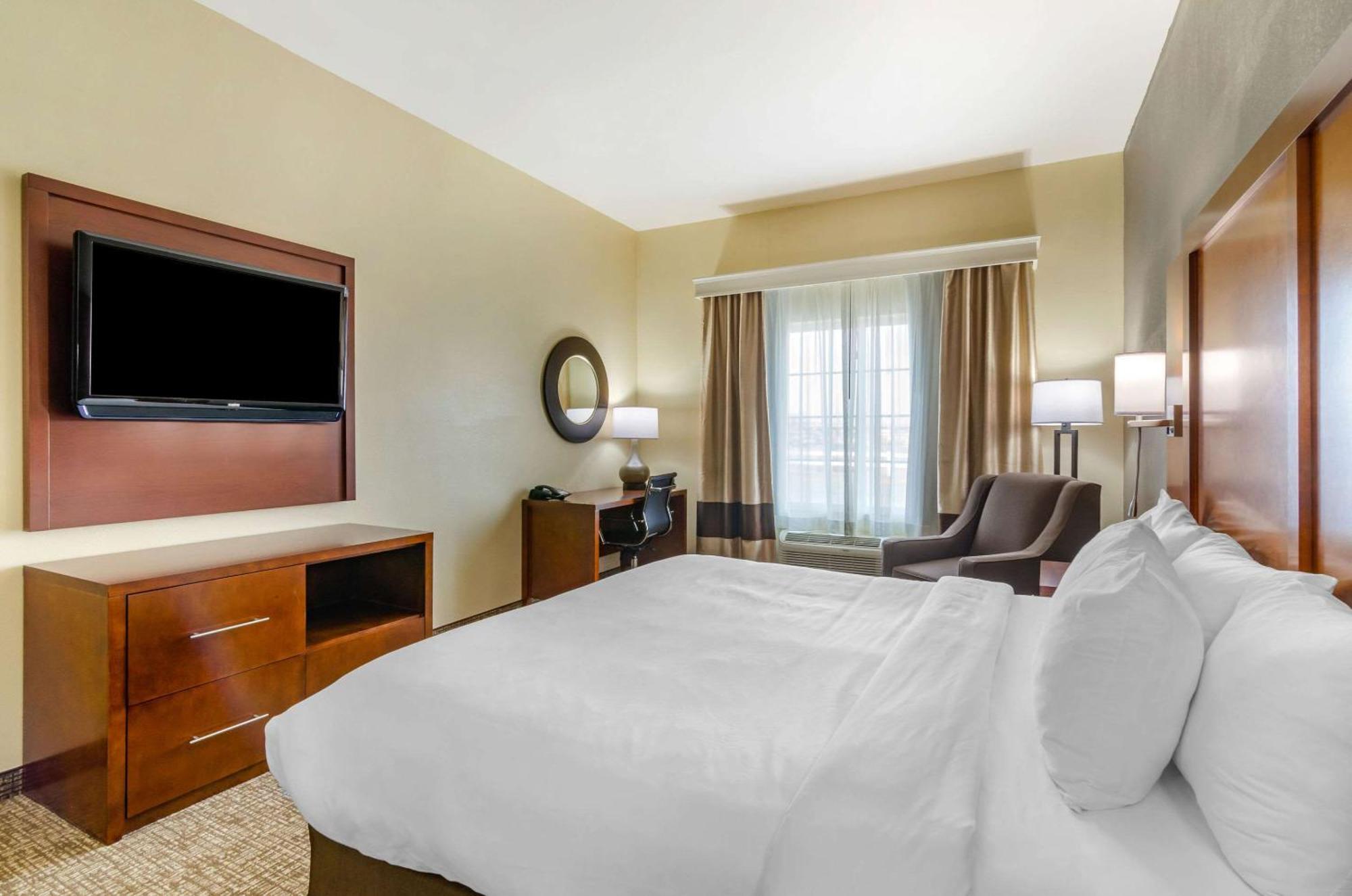 Comfort Inn & Suites Near Bethel College Newton Bagian luar foto