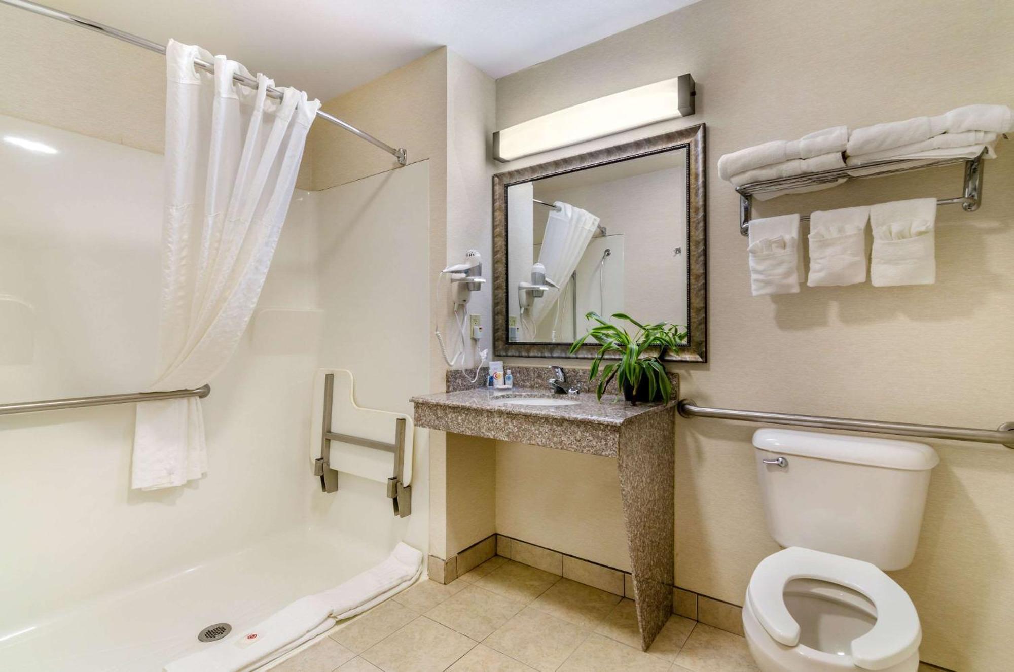 Comfort Inn & Suites Near Bethel College Newton Bagian luar foto