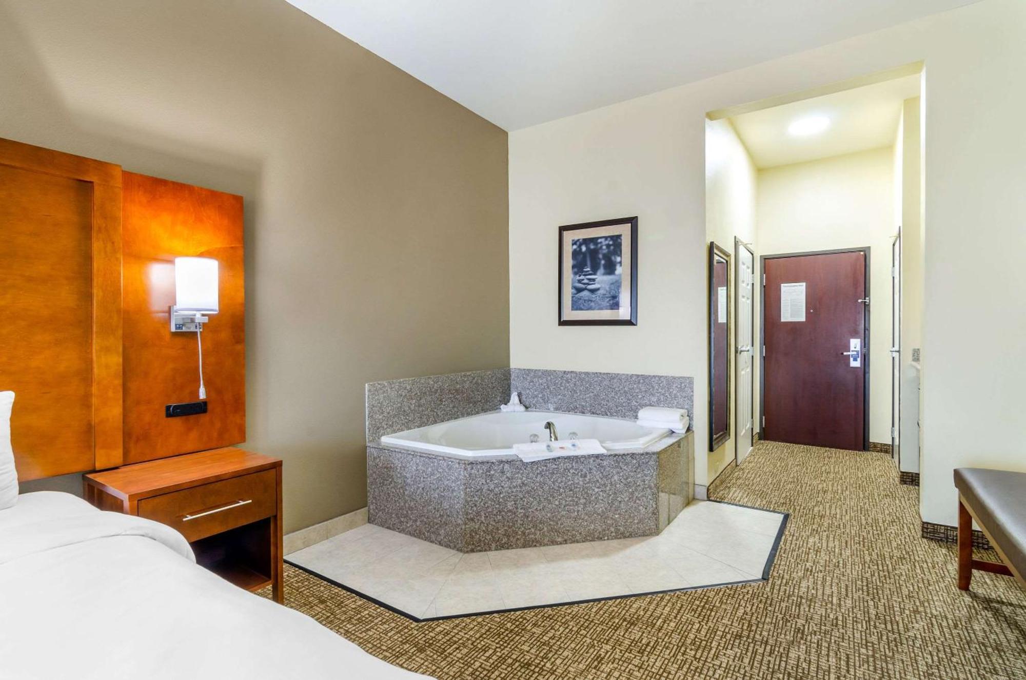 Comfort Inn & Suites Near Bethel College Newton Bagian luar foto