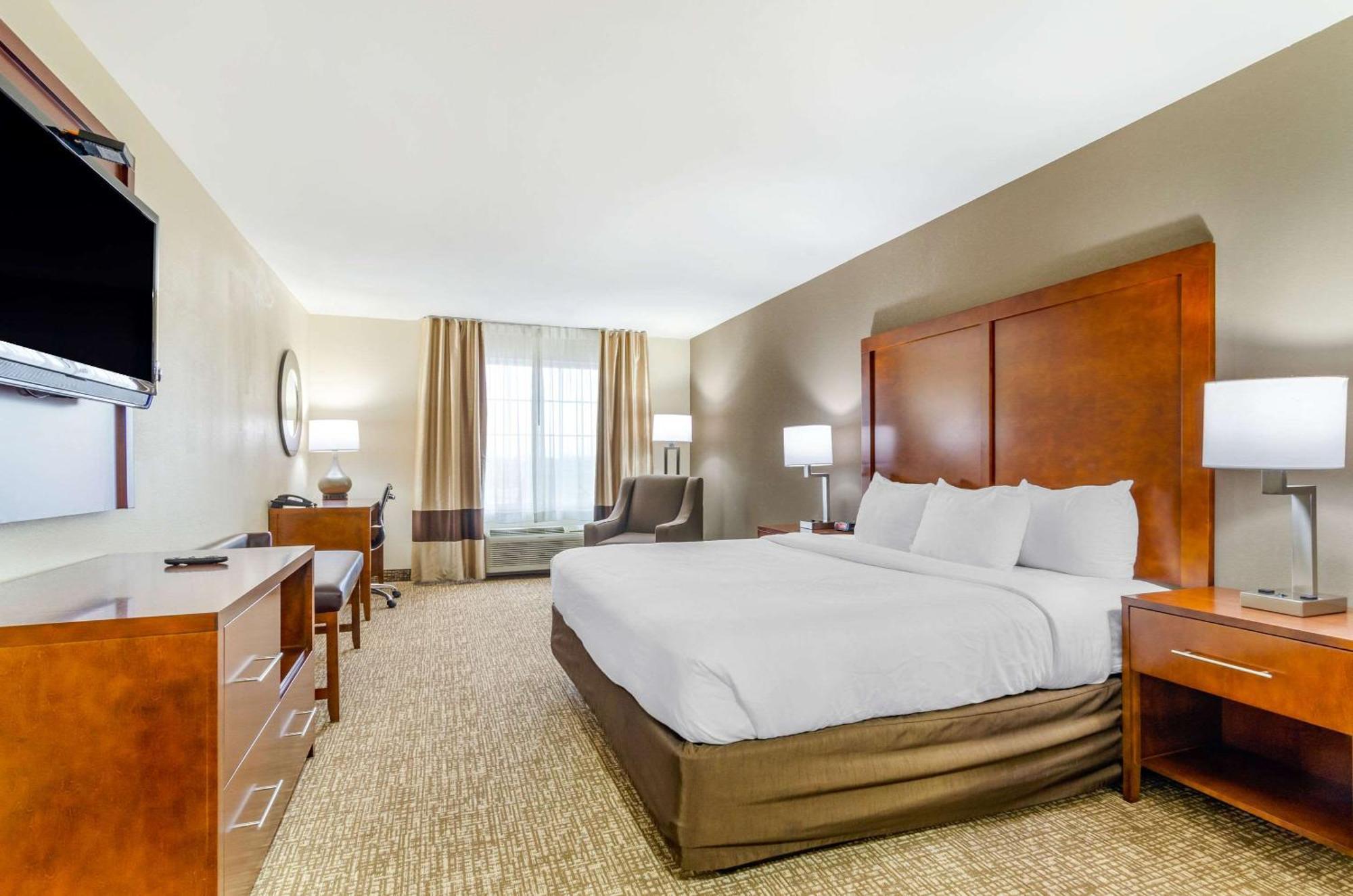 Comfort Inn & Suites Near Bethel College Newton Bagian luar foto