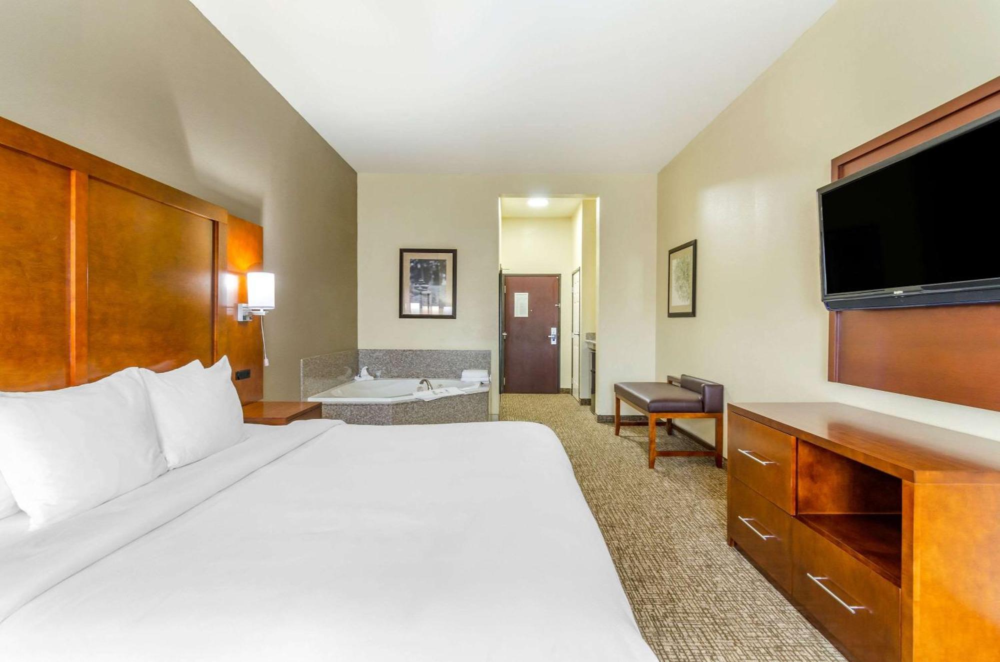 Comfort Inn & Suites Near Bethel College Newton Bagian luar foto
