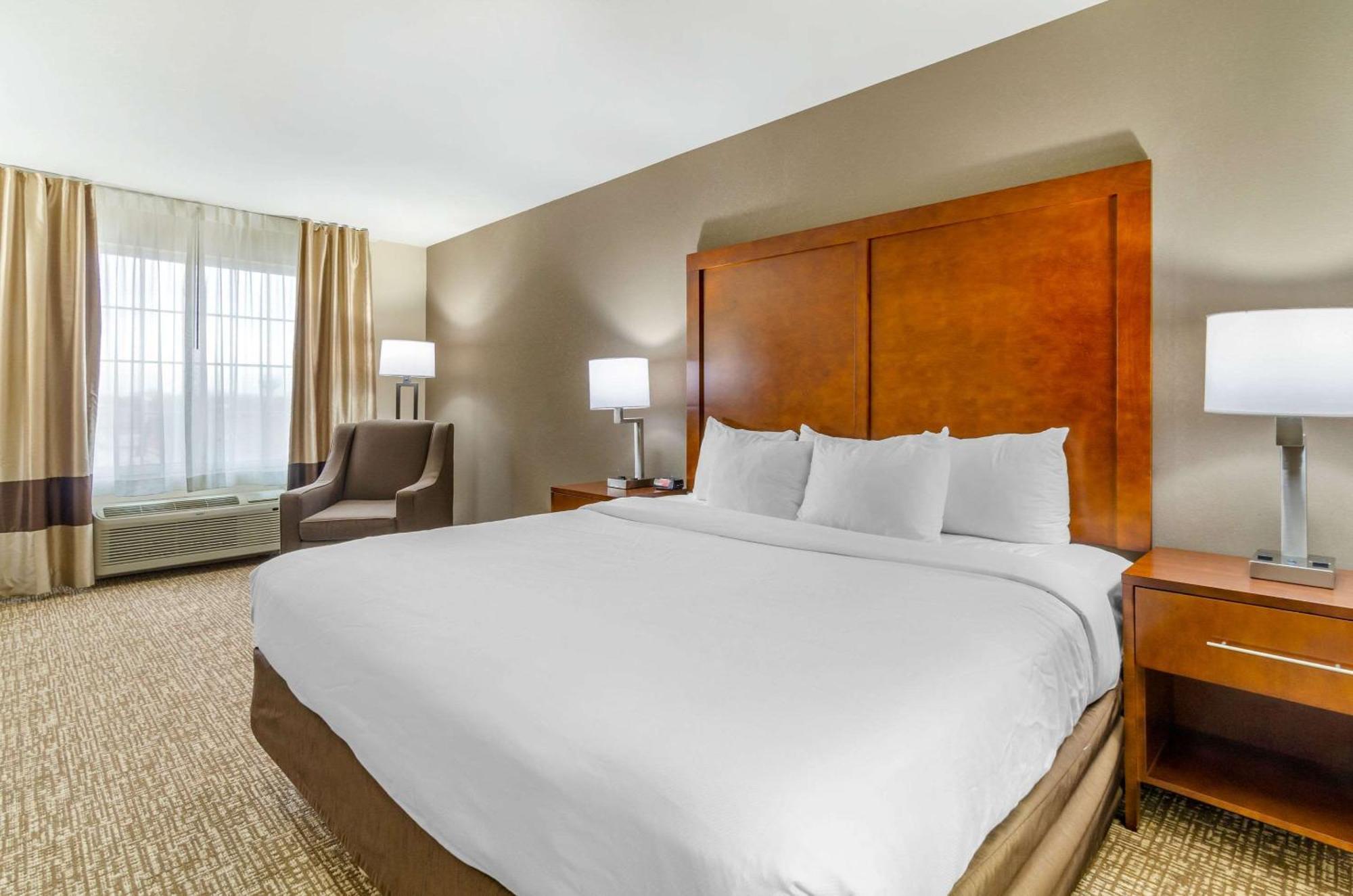 Comfort Inn & Suites Near Bethel College Newton Bagian luar foto