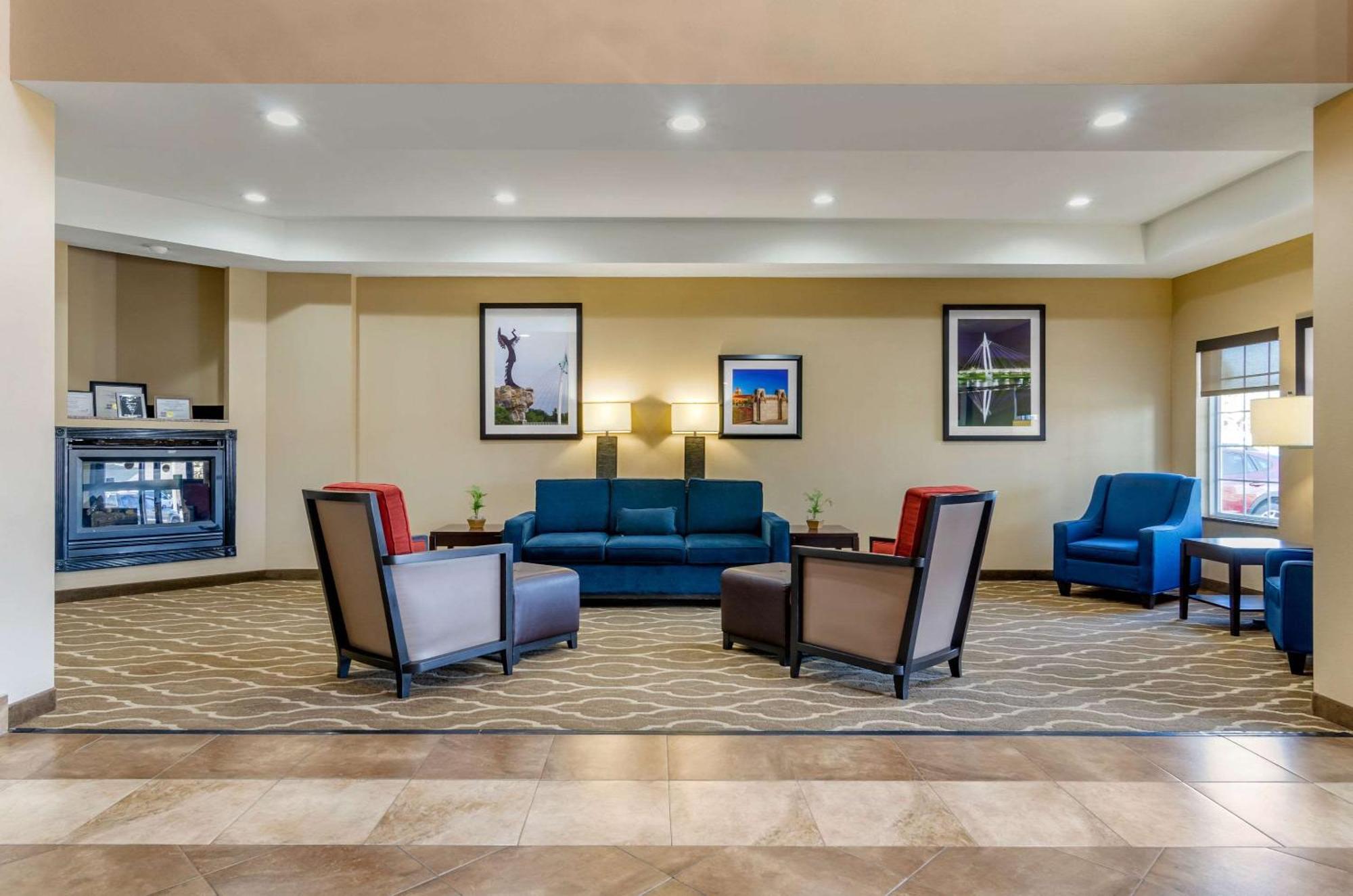 Comfort Inn & Suites Near Bethel College Newton Bagian luar foto