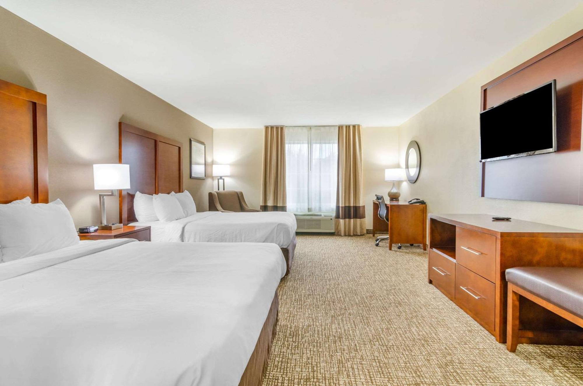 Comfort Inn & Suites Near Bethel College Newton Bagian luar foto