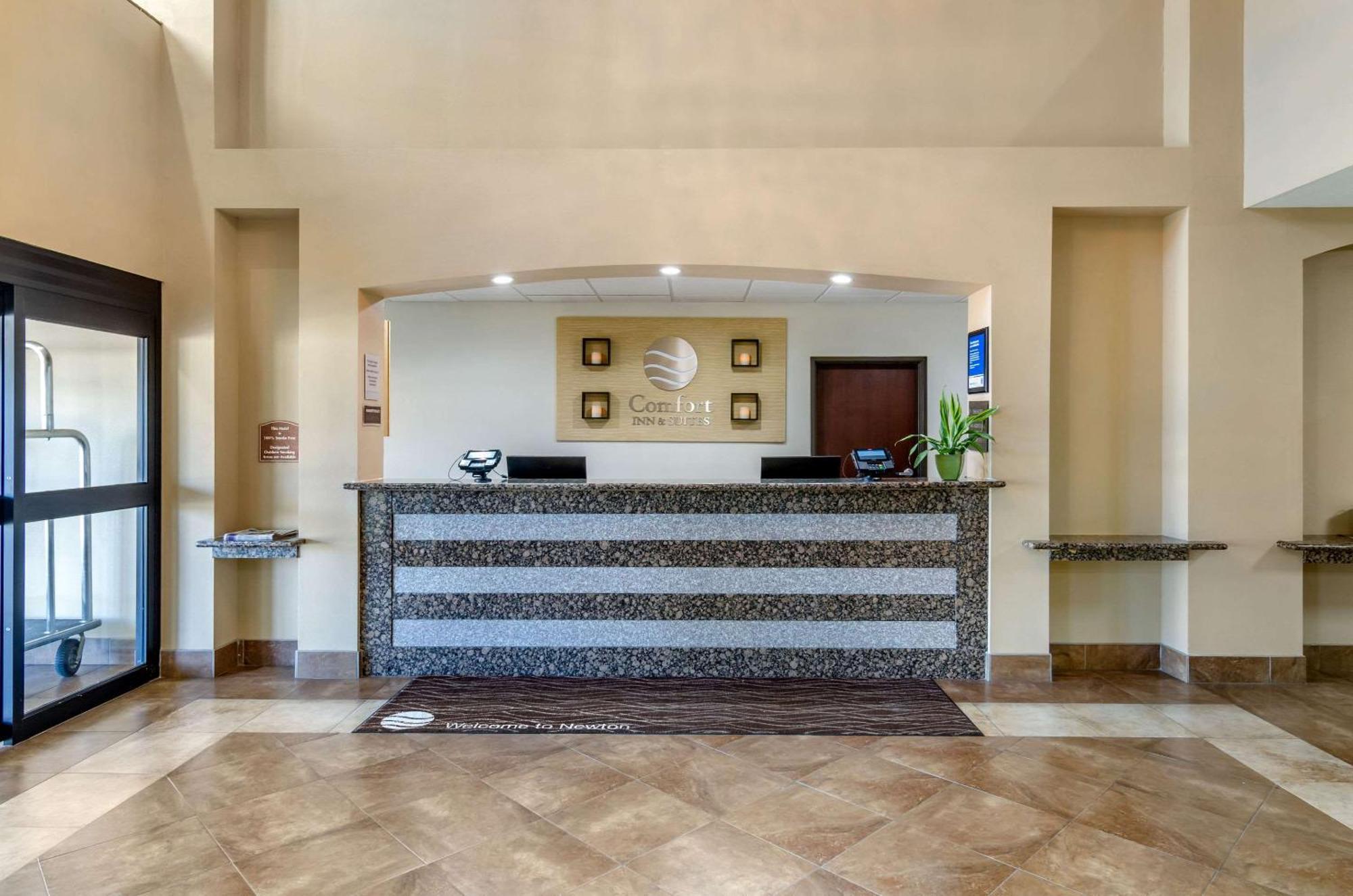 Comfort Inn & Suites Near Bethel College Newton Bagian luar foto