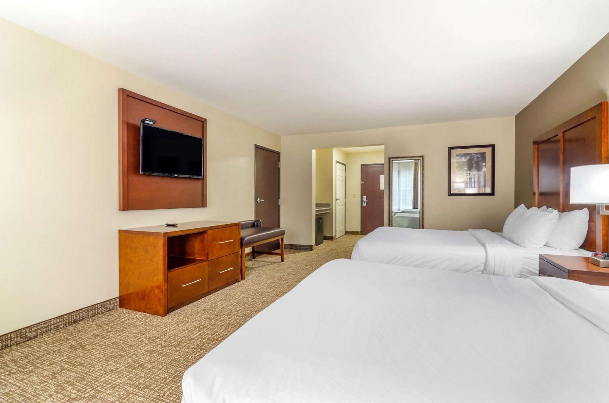 Comfort Inn & Suites Near Bethel College Newton Bagian luar foto