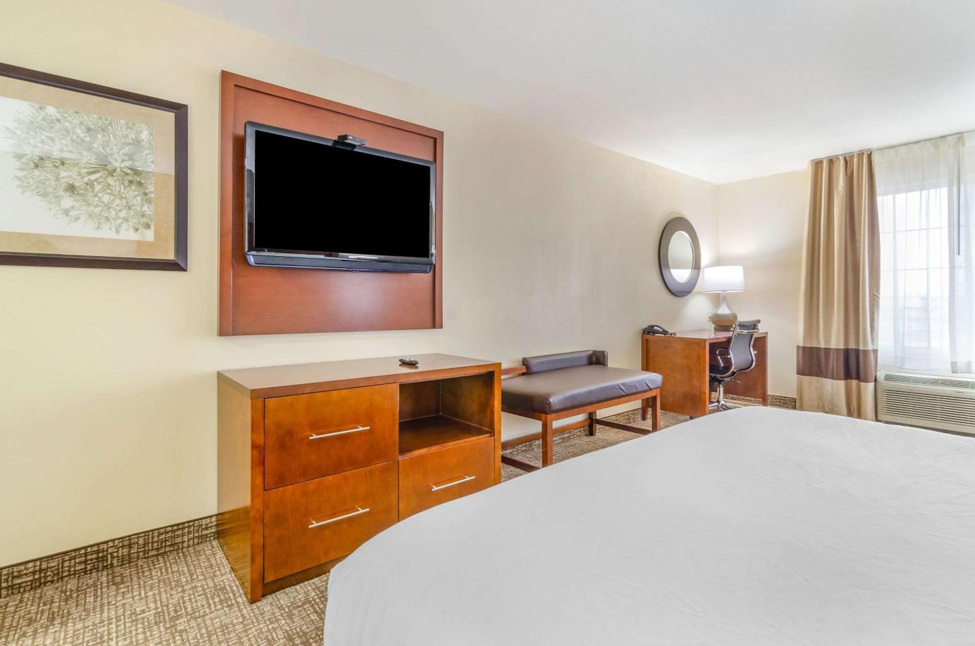 Comfort Inn & Suites Near Bethel College Newton Bagian luar foto