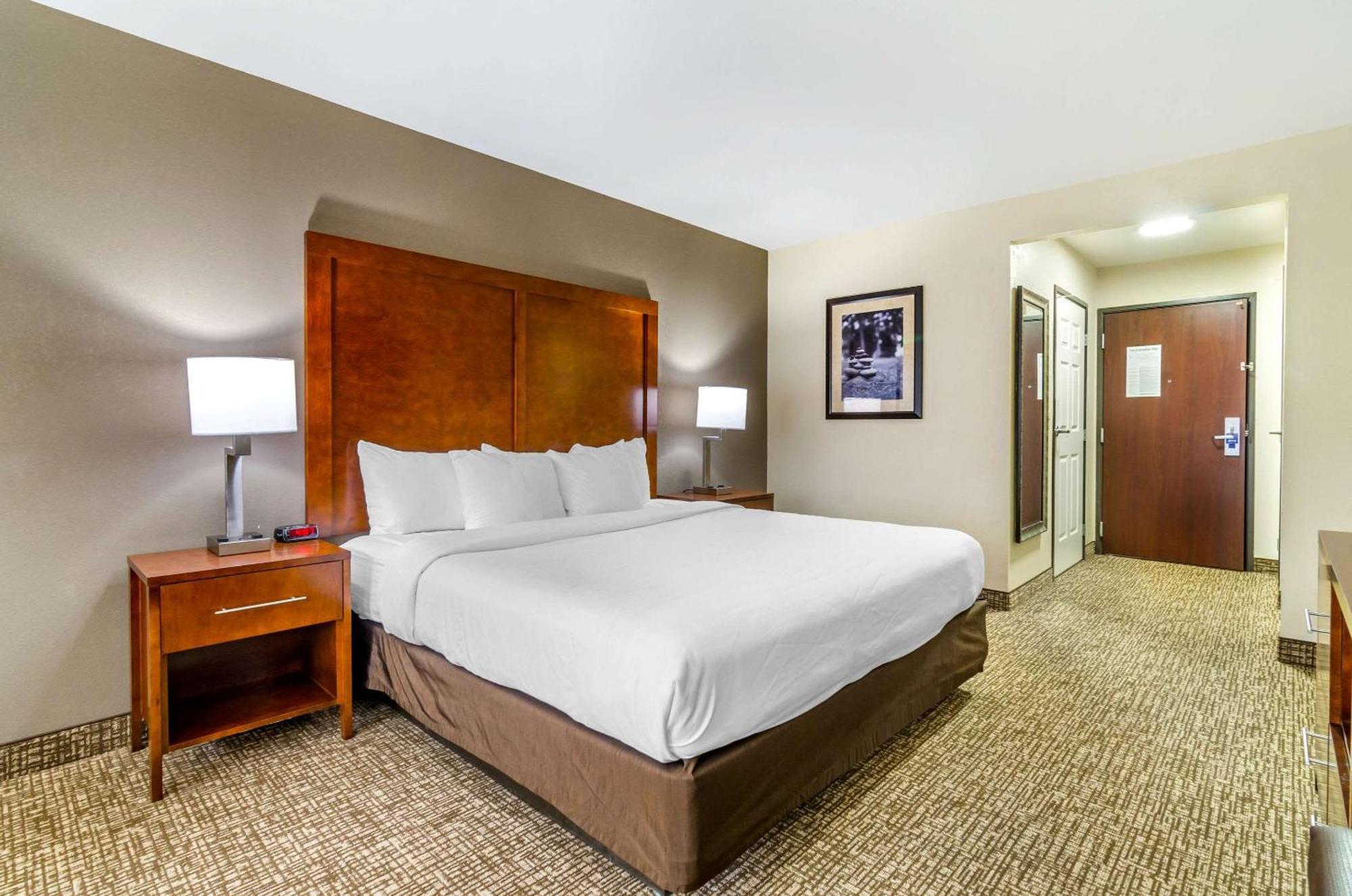 Comfort Inn & Suites Near Bethel College Newton Bagian luar foto