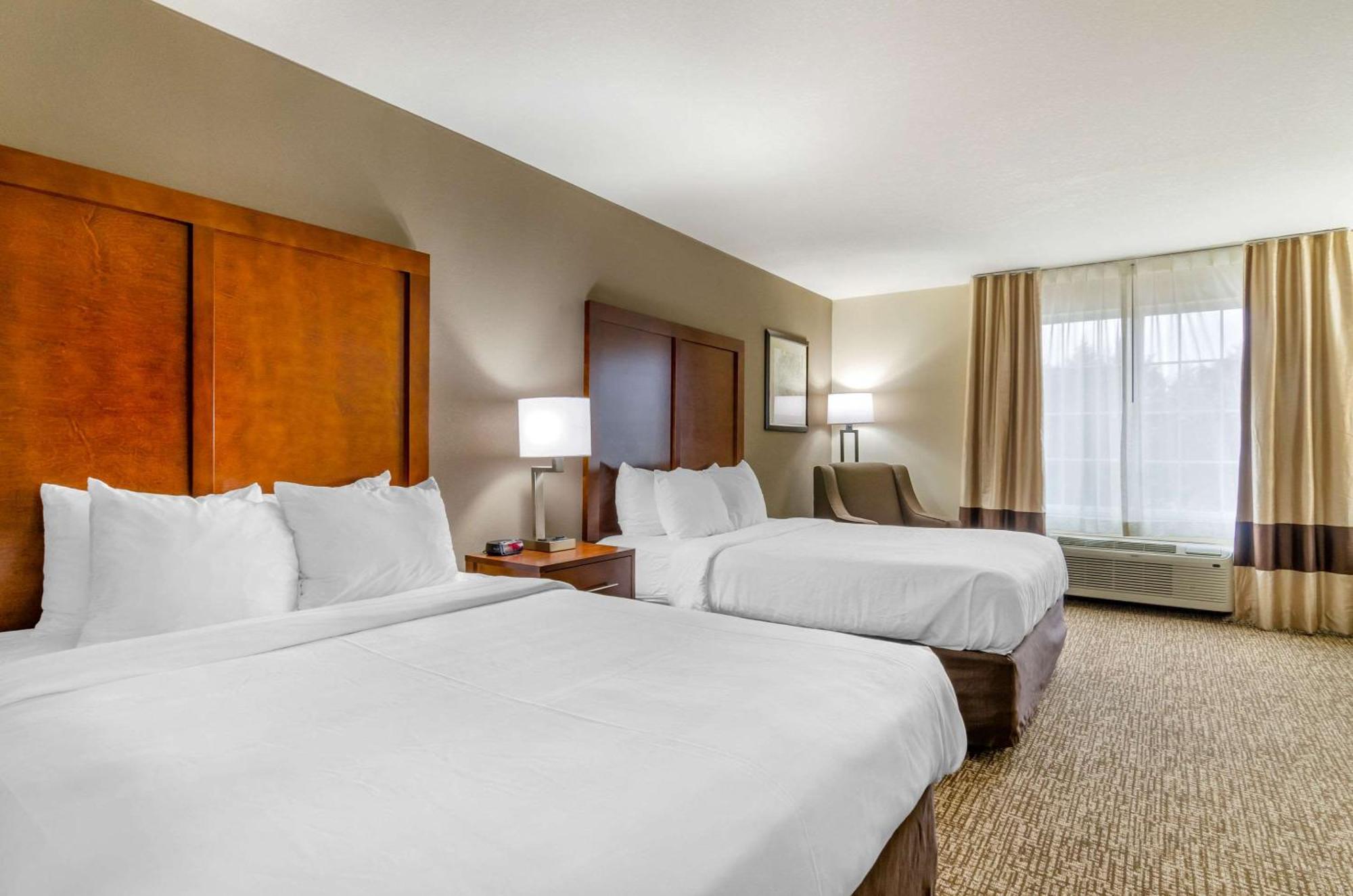 Comfort Inn & Suites Near Bethel College Newton Bagian luar foto