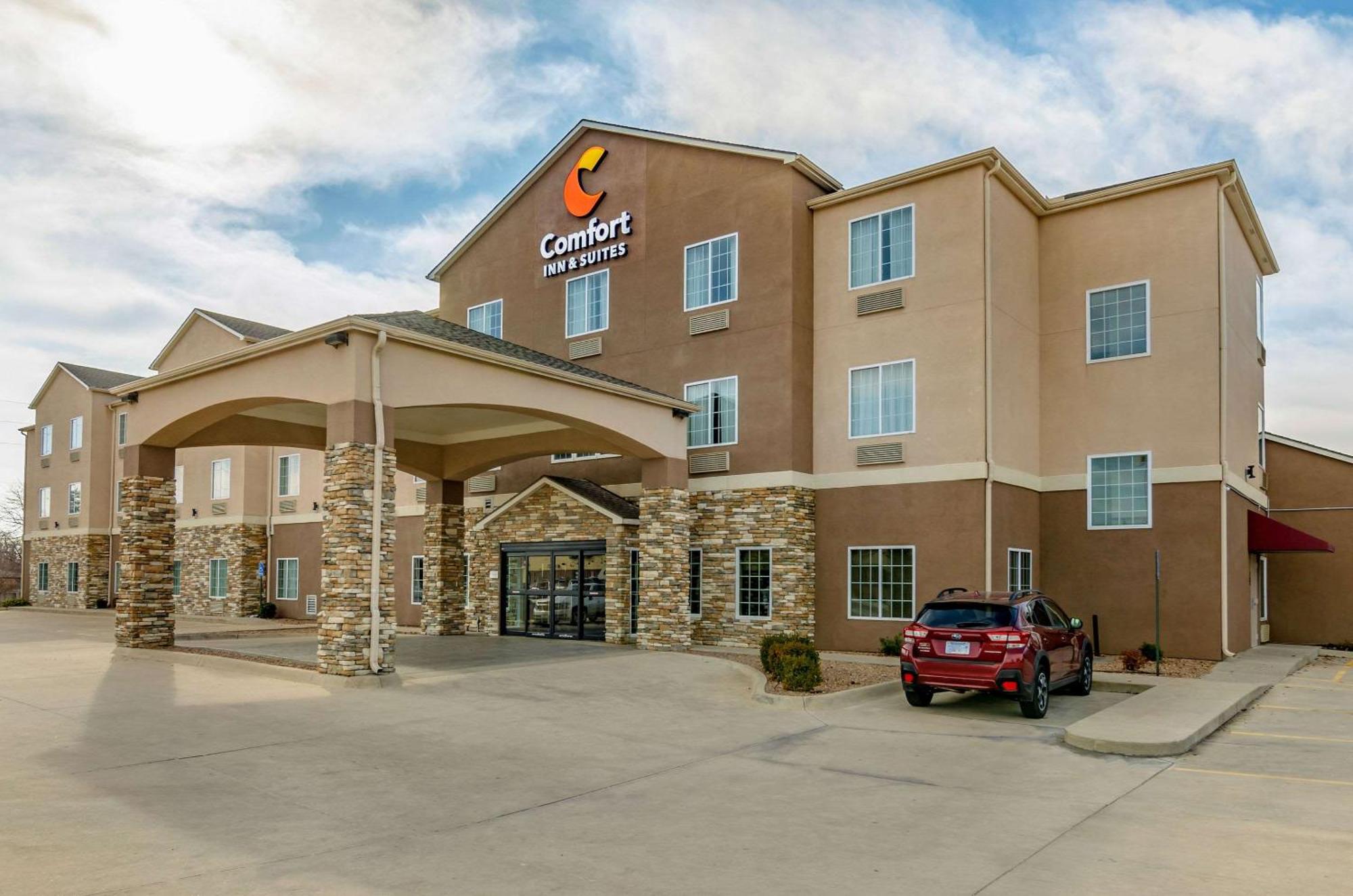 Comfort Inn & Suites Near Bethel College Newton Bagian luar foto