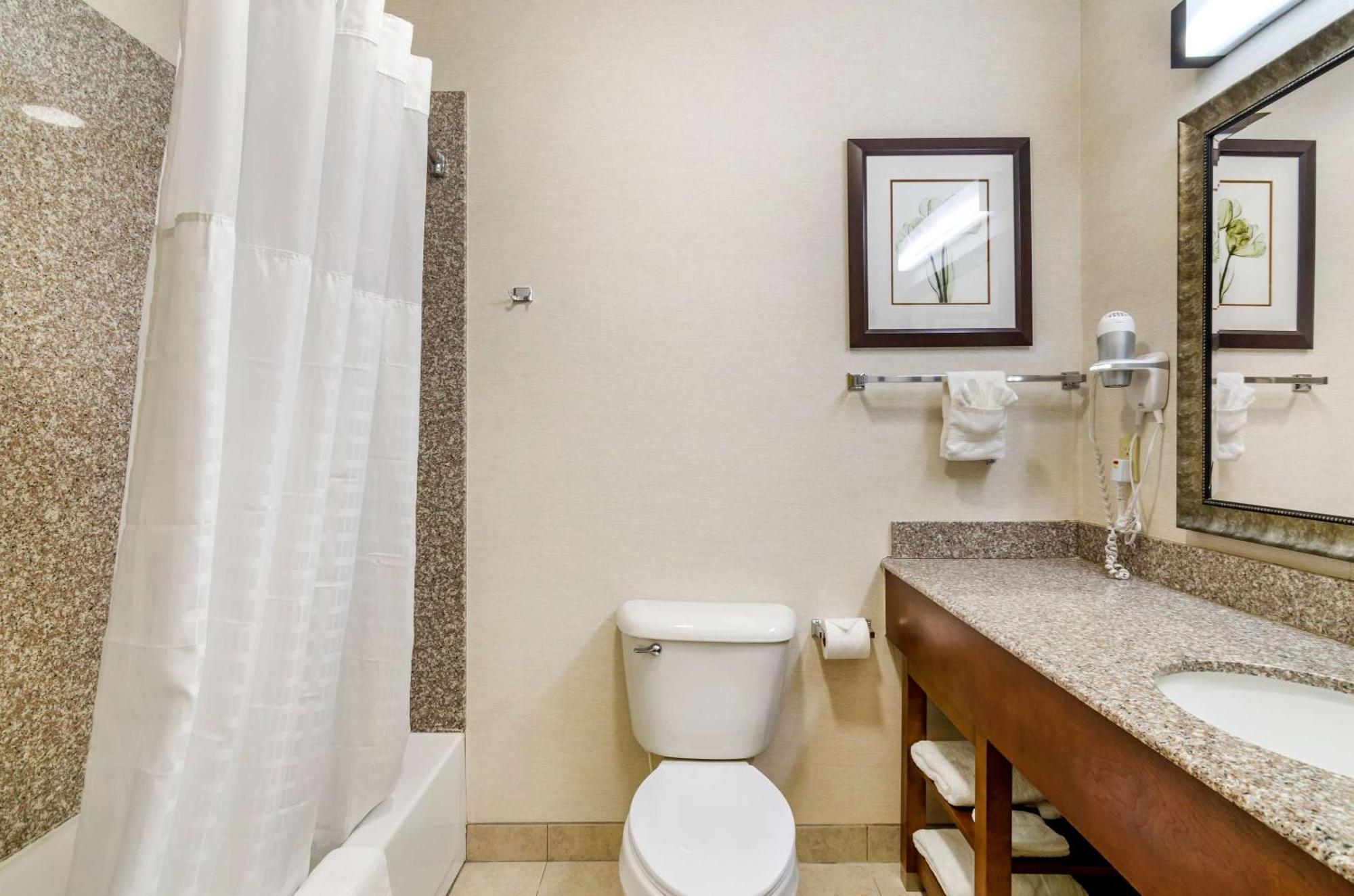 Comfort Inn & Suites Near Bethel College Newton Bagian luar foto