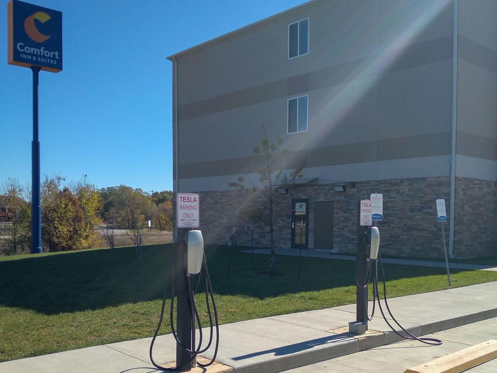 Comfort Inn & Suites Near Bethel College Newton Bagian luar foto