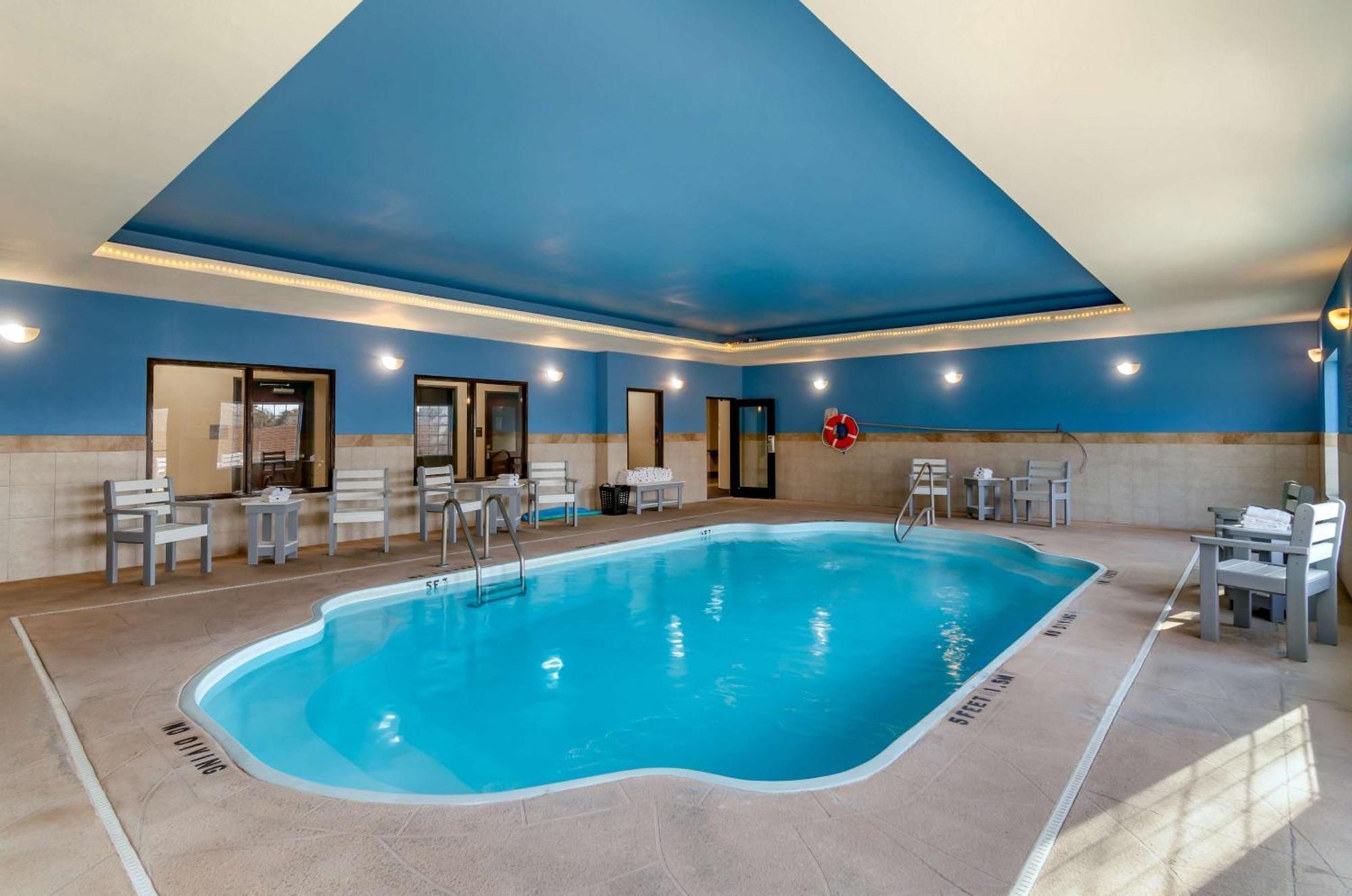 Comfort Inn & Suites Near Bethel College Newton Bagian luar foto