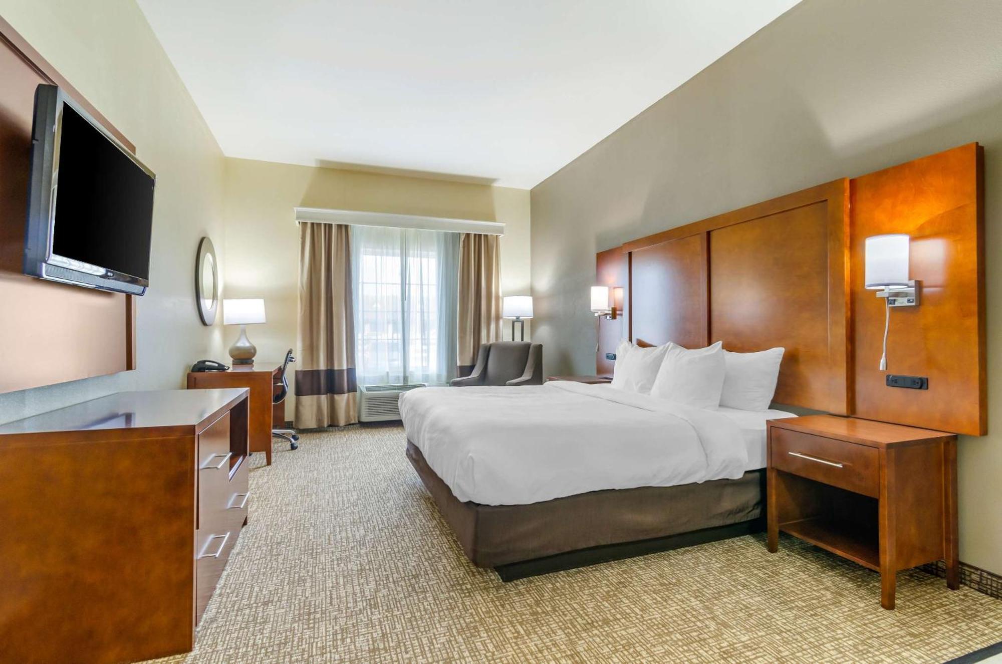 Comfort Inn & Suites Near Bethel College Newton Bagian luar foto