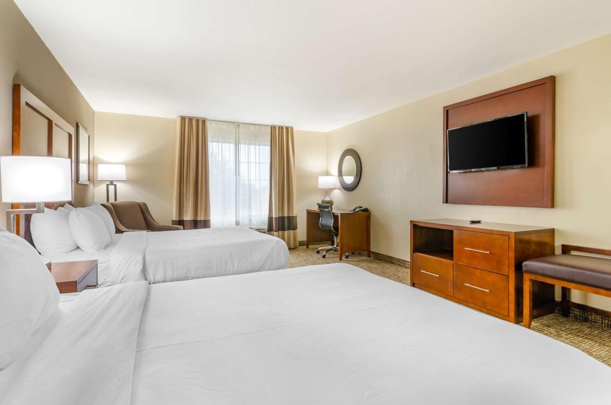 Comfort Inn & Suites Near Bethel College Newton Bagian luar foto